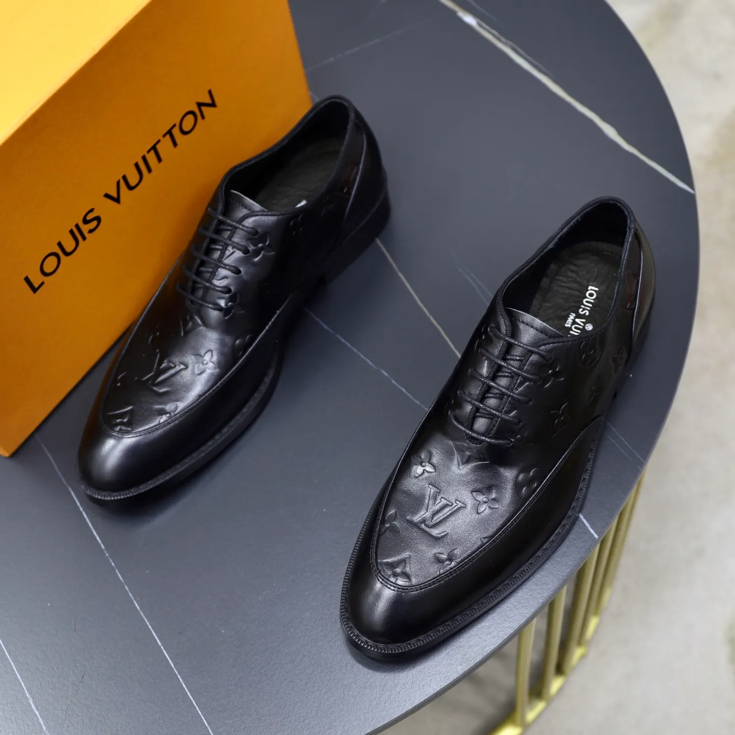 Men's shoes: 280🙅‍♂️🙅‍♂️🙅‍♂️Niuli Brand: LV Louis Vuitton Size: 39-44 (38, 45, 46 can be customized) Level: Counter classic Material: Original soft cowhide upper Comfortable cowhide lining Original lightweight outsole Style category: Formal business casual driving leather shoes Color: Color of the actual picture